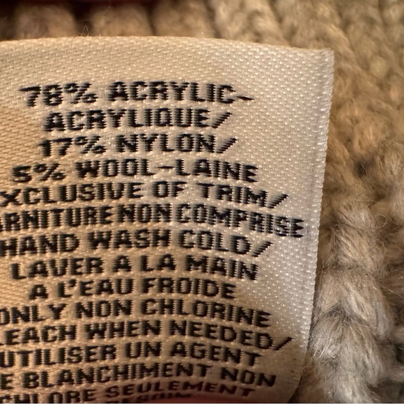 Uggs Hat and scarf set - Picture 4 of 4